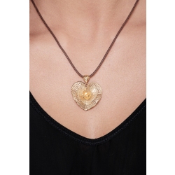 Perforated heart pendant in 18k yellow gold 2