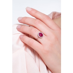 Bague or blanc 18k avec rubis et halo diamants 2