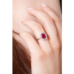 Bague en or blanc 18k avec rubis ovale et diamants 2