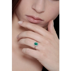 Halo ring with diamonds and central emerald in white gold 18k 2