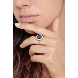 Bague halo en or blanc 18 carats avec diamants et saphir bleu central 2