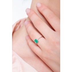 Bague en or blanc 18k avec une émeraude  2