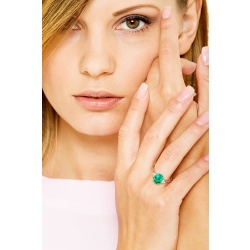 Ring with central emerald oval cut and lateral diamonds  2