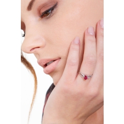 Anillo alianza en oro blanco de 18k con rubí 2