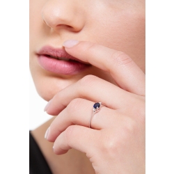 Bague en or blanc 18 carats sertie d’un saphir bleu  2