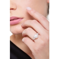 Bague en or blanc 18 carats avec perle et 6 diamants 2
