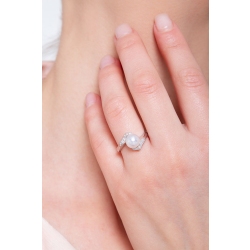 White gold 18k ring with diamonds and pearl  2