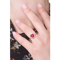 Anillo corazon de oro amarillo de 18 quilates con rubi 2