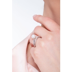 White gold 18k ring with pearl and diamonds on the shank 2