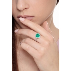White gold 18k ring with emerald and diamonds  2