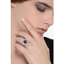 Bague halo en or blanc 18k sertie d’un saphir bleu taille ovale et diamants  2