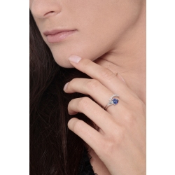 Bague design or blanc 18k avec un saphir bleu à cœur et  rangée de diamants 2
