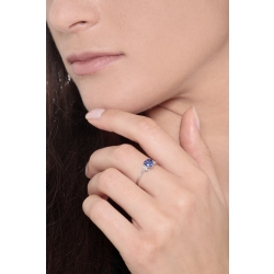 Anillo oro blanco 18k zafiro azul y dos diamantes  2