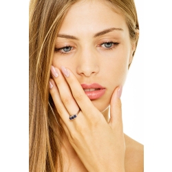 Anello tipo Trilogy in Oro Bianco 18k con Diamanti e Zaffiri blu 2