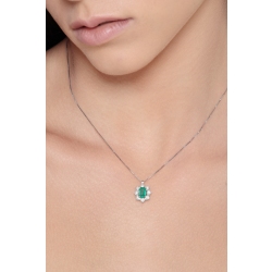 Necklace with pendant composed by a emerald crowned by diamonds 2