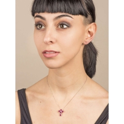 Collar en oro blanco 18k con colgante cruz con rubíes y diamantes 2