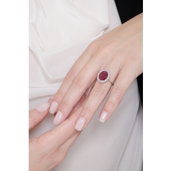 Anillo de oro blanco de 18 kilates con rubí ovalado y halo de diamantes 2