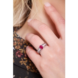 Bague en or blanc 18 carats avec un rubis et diamants 2
