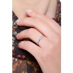 Anillo con letra S en oro blanco y diamantes 2