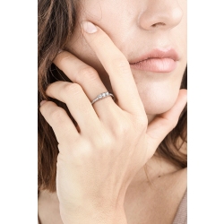 Anillo de oro blanco de 18 quilates con diamantes  2