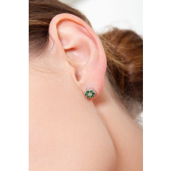 Cluster earrings in 18k white gold with emeralds and diamonds 2
