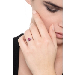 Anillo de oro blanco de 18 quilates con rubí ovalado y diamantes 2