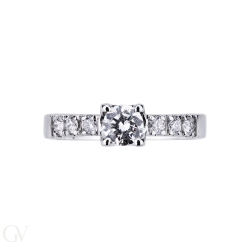 Lineare Solitär Fassung mit Diamanten auf der Ringschiene