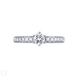 Monture solitaire linéaire à six griffes avec diamants sur la tige.