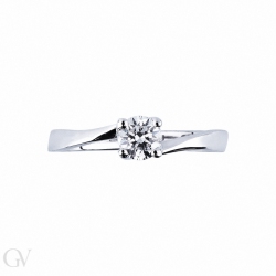 18k white gold solitaire setting