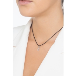 Colgante con la letra Q en oro blanco de 18k 2