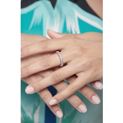 Alianza de eternidad en oro blanco de 18 kilates y diamantes 2