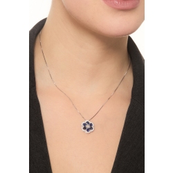 Collana in oro bianco 18k con ciondolo fiore zaffiri blu e diamanti 2