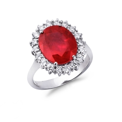 Bague en or blanc 18k avec rubis ovale et halo de diamants