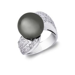 White gold 18k ring with a tahiti pearl and diamonds shoulder set 