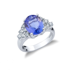 White gold 18k ring with tanzanite oval cut and diamonds 