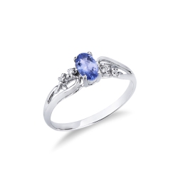 White gold 18k ring with oval tanzanite and diamonds 