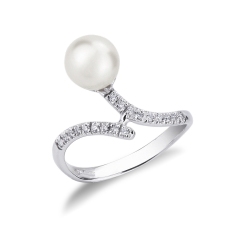 18k white gold ring with pearl and diamonds 