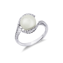 White gold 18k ring with pearl and diamonds 