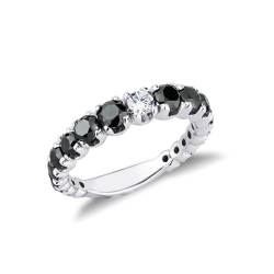 Anillo de oro blanco de 18k con un diamante central y diamantes negros