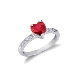 Bague rubis en forme de coeur pavée de diamants