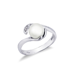 18k white gold ring with cultivated natural pearl and diamonds 