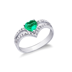 18k white gold ring with emerald heart cut and diamonds 