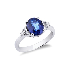 18k white gold with a central blue sapphire and six lateral diamonds 