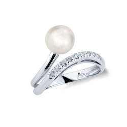White gold 18k ring with pearl and diamonds on the shank