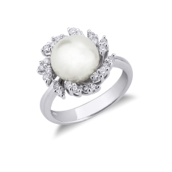 18k white gold ring with pearl and halo radial diamonds 