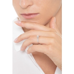 Anillo solitario con diamante central de 0,20 quilates y doble aro engastado con diamantes  2