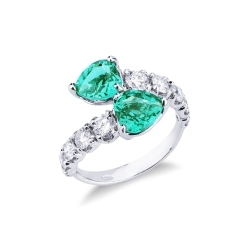 White gold 18k curved shank ring with diamonds and emeralds heart cut 