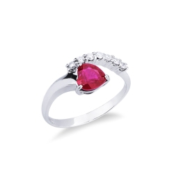 Bague en or blanc 18k avec rubis en forme de cœur et diamants