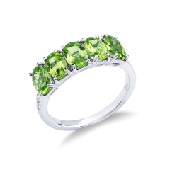 Anillo de oro blanco de 18k con diamante y 5 peridotos