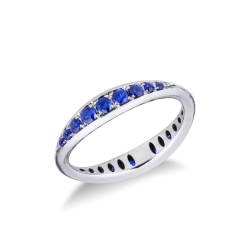 Bague en or blanc 18k avec des saphirs bleus